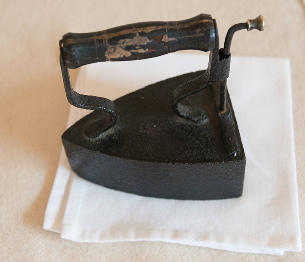 Ferro à moda antiga para ser preenchido com carvão quente
 - Foto, Imagem