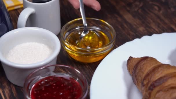 Makro snímek Zenske ruce vylévající med s čajovou lžičku - Záběry, video