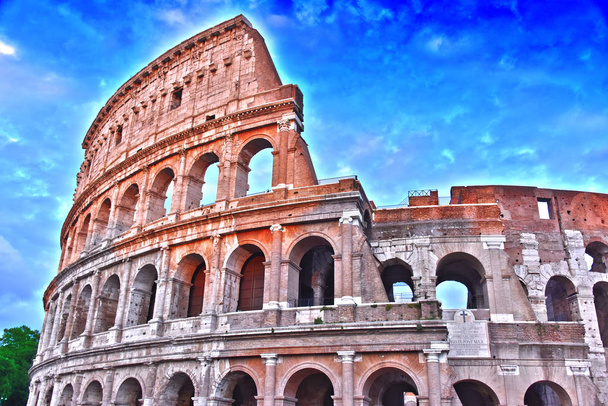 Le Colisée ou Colisée aussi connu comme Amphithéâtre Flavien dans la ville de Rome, Italie
. - Photo, image