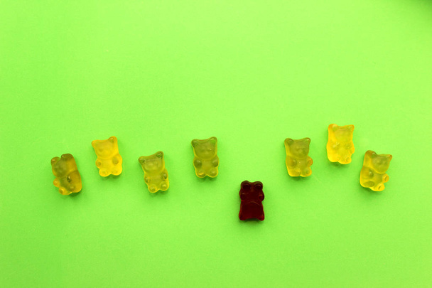 Τα στερεότυπα. Gummy αρκούδες σε διάφορα χρώματα. Βγαίνουν από το πλήθος με πρωταγωνιστή αρκουδάκια. Έννοια για μωρά.  - Φωτογραφία, εικόνα
