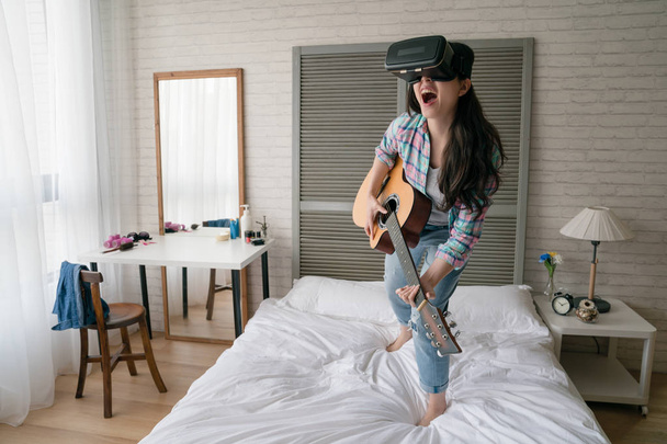 New technology VR device help the musician taking music video. She is going to make her own music album. - 写真・画像