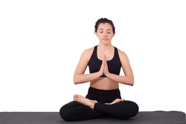 junge lateinamerikanische Frau in Yoga-Pose. Sport-Fitness. isoliert whie Hintergrund - Foto, Bild
