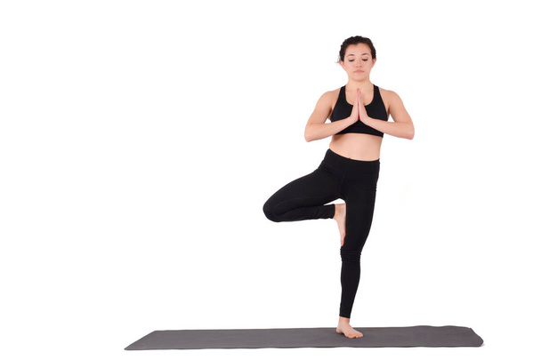 junge lateinamerikanische Frau in Yoga-Pose. Sport-Fitness. isoliert whie Hintergrund - Foto, Bild