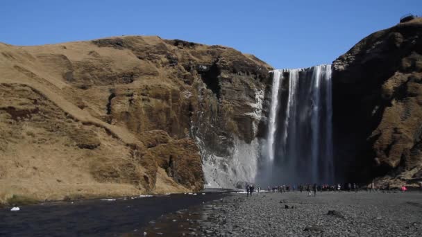 Wodospad Skogafoss w Islandii. Słynnych atrakcji turystycznym w krajobraz przyrody islandzkiej na South Iceland. Rainbow na wodospad w okresie zimowym. - Materiał filmowy, wideo