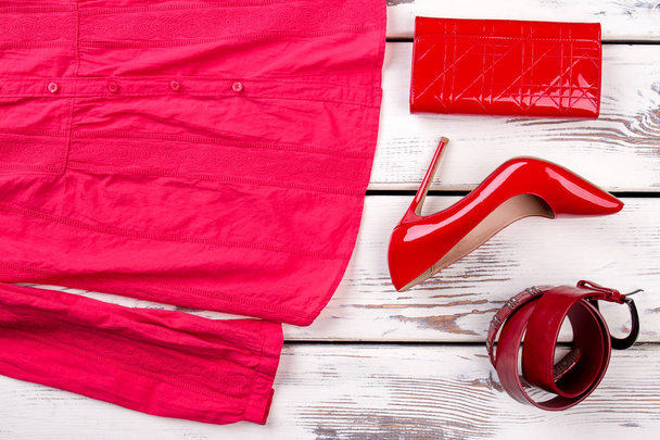 Kırmızı bayan çizme, gömlek, kemer ve m-cüzdan. - Fotoğraf, Görsel