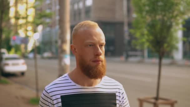 Fröhlich dreinblickender Mann läuft durch die Stadt - Filmmaterial, Video