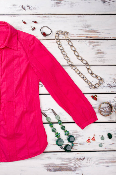 Růžové tričko, bižuterní náhrdelníky, prsteny. - Fotografie, Obrázek