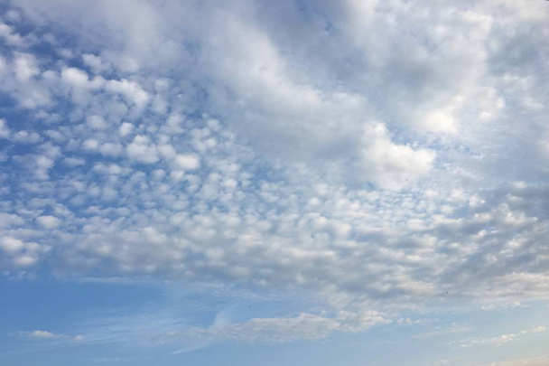 Piękne chmury na tle błękitnego nieba. Cloudscape niebo. Błękitne niebo z pochmurna pogoda, Natura Chmura. Białe chmury, Błękitne niebo i słońce - Zdjęcie, obraz