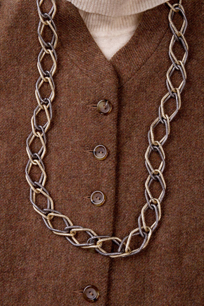 Extreme close-up chain ketting op bruine vacht. - Foto, afbeelding