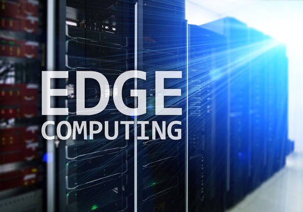 EDGE computación, Internet y el concepto de tecnología moderna en el fondo moderno de la sala de servidores
. - Foto, imagen
