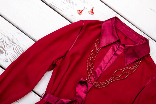 Peignoir en soie rouge avec collier et boucles d'oreilles
. - Photo, image