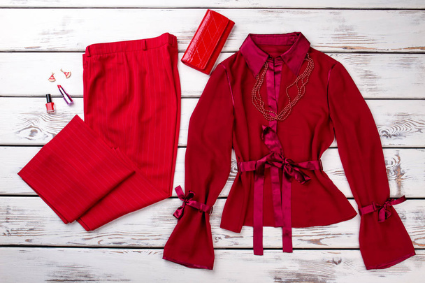 Γυναικών κόκκινο μοντέρνα μόδα ρούχα και αξεσουάρ. - Φωτογραφία, εικόνα