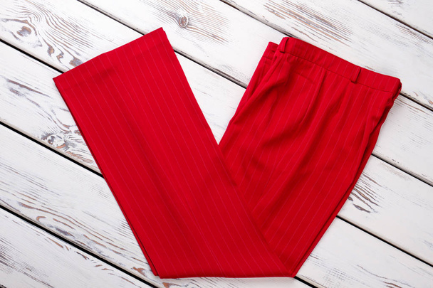 Casual παντελόνι γυναικείο κόκκινο. - Φωτογραφία, εικόνα