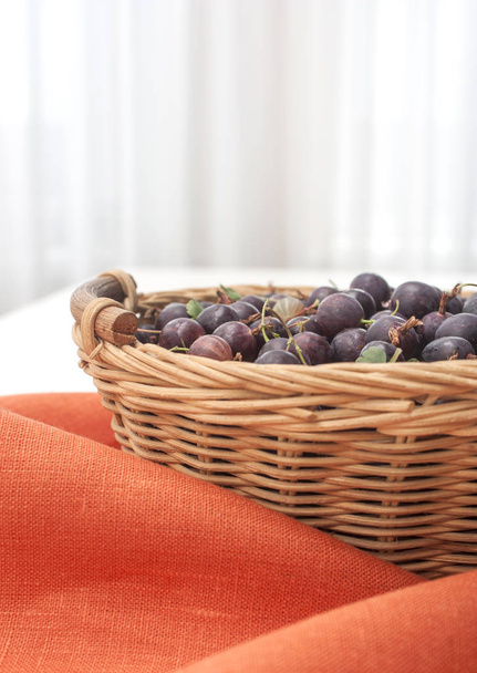 Agrus in a basket on the background of a linen tablecloth - Fotoğraf, Görsel
