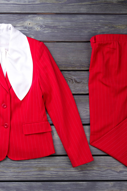 flach liegender roter Anzug mit großem weißem Kragen. - Foto, Bild