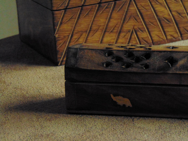 Ящик для ладану на сільському столі з стовбуром з дерева
. - Фото, зображення