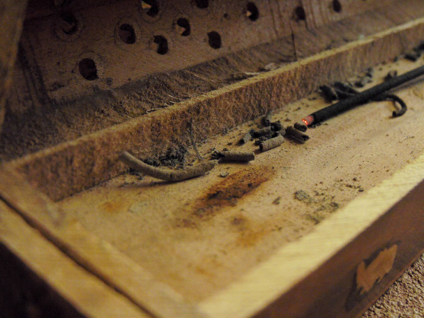Füstölő hamu egy fadobozban. - Fotó, kép
