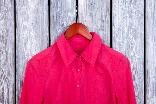 Close-up van rode shirt kraag. - Foto, afbeelding