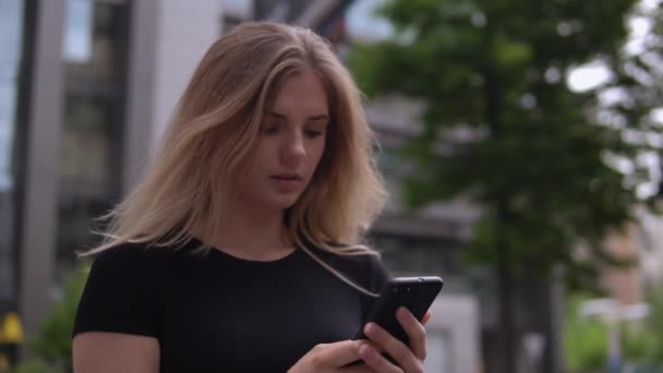 Mulher usa seu telefone celular
 - Filmagem, Vídeo