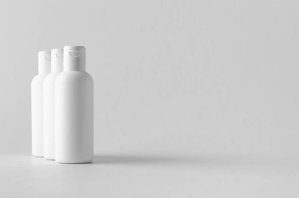 White plastic cosmetic lotion bottle mock-up with cap. - Fotografie, Obrázek