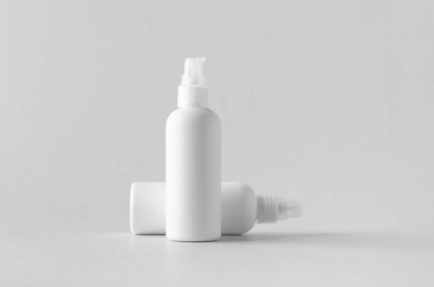 White plastic cosmetic foam pump bottle mock-up. - Foto, afbeelding