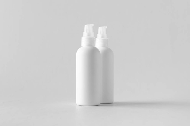 White plastic cosmetic foam pump bottle mock-up. - Foto, afbeelding