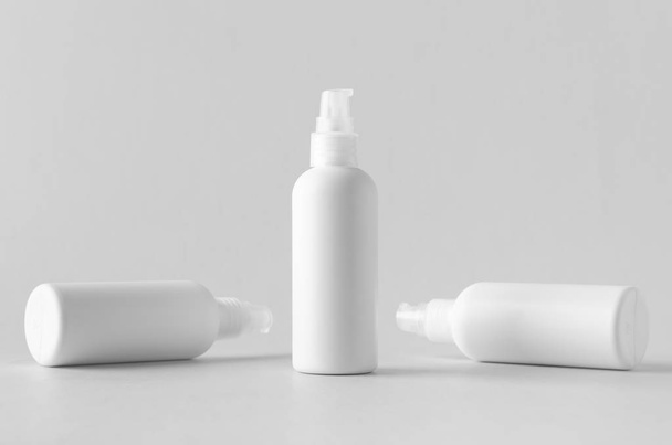 White plastic cosmetic foam pump bottle mock-up. - Foto, Imagem