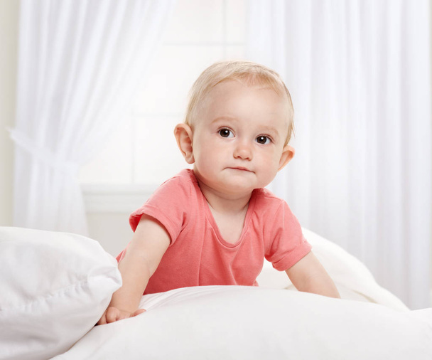 portrait baby child in bed - Zdjęcie, obraz