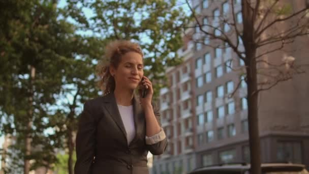 Mujer ocupada en traje gris hablando por teléfono
 - Imágenes, Vídeo