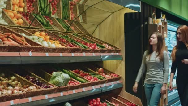 schöne Freundinnen Gemüse kaufen im Lebensmittelladen Kopierraum Kunden Konsum gesunde Ernährung Diät Einzelhandel Menschen Lifestyle Freundschaft Zweisamkeit Vitalität Wohlbefinden - Filmmaterial, Video