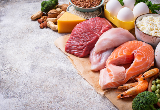 Alimentos saudáveis ricos em proteínas. Carne, peixe, produtos lácteos, nozes e feijões
 - Foto, Imagem