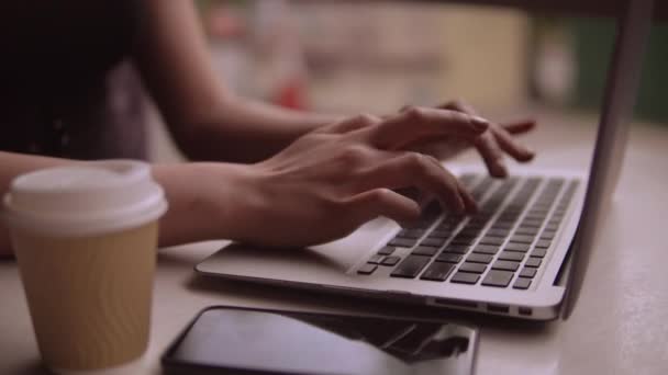 女性の手のコンピューター上で作業をクローズ アップ - 映像、動画