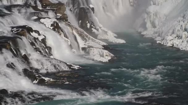 Gullfoss wodospad zima i widokiem Lanscape obraz w sezonie zimowym. Gullfoss jest jednym z najbardziej popularnych wodospadów w Islandii i turystycznych atrakcji w kanionie rzeki Hvita Islandii. - Materiał filmowy, wideo