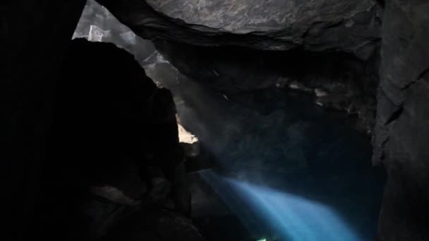 Eaux fumantes de la grotte de Grjotagja en Islande. Grotte volcanique de Grjotagja avec une eau thermale incroyablement bleue et chaude près du lac Myvatn. La grotte géothermique et la grotte, zones d'Islande en vedette dans Game of Thrones
. - Séquence, vidéo