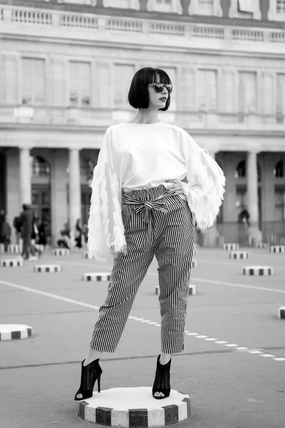 Girl pose on square in paris, france - Фото, изображение