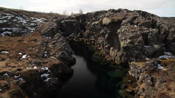 Park Narodowy Thingvellir w Islandii. ? ingvellir lub park Narodowy Thingvellir, w Islandii, jest witryną o znaczeniu historycznym, kulturalnym i geologicznych. Silfra szczeliny między płyt kontynentalnych Ameryki Północnej i Eurazji. - Materiał filmowy, wideo
