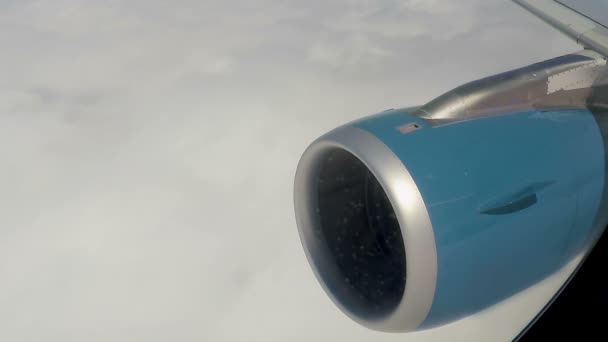 Avion volant au-dessus de nuages denses, vue de la fenêtre de l'avion, services de transport
 - Séquence, vidéo