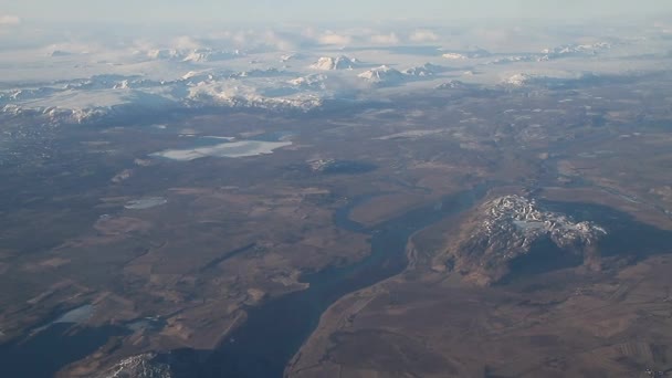 Vliegtuig landing. Luchtfoto van IJsland. Luchtfoto van verbazingwekkende IJsland landschappen, gletsjer patronen, bergen, rivieren en vormen. Mooie natuurlijke achtergrond. IJsland uit hemel. - Video