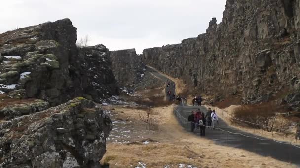 Parque Nacional Thingvellir en Islandia. ? ingvellir o Parque Nacional Thingvellir en Islandia, es un sitio de importancia histórica, cultural y geológica. La fisura de Silfra entre las placas continentales de América del Norte y Eurasia
. - Imágenes, Vídeo