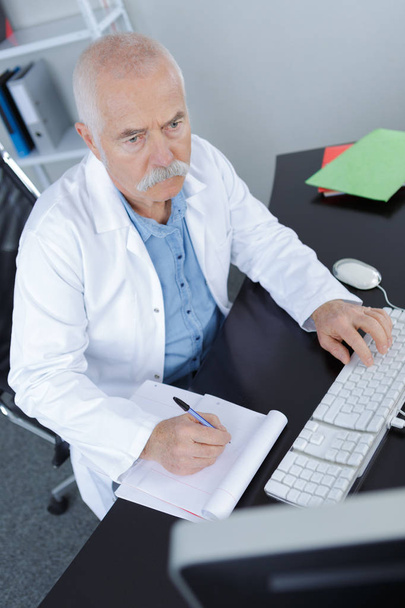 doctor using a laptop - Foto, Imagem