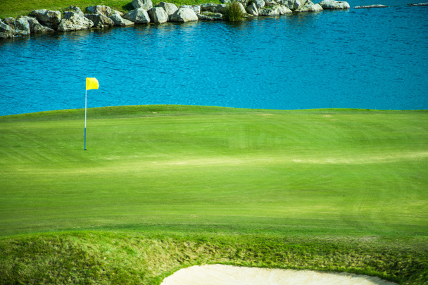 Елегантний гольфу поле з Сенді плями і ставок. - Фото, зображення