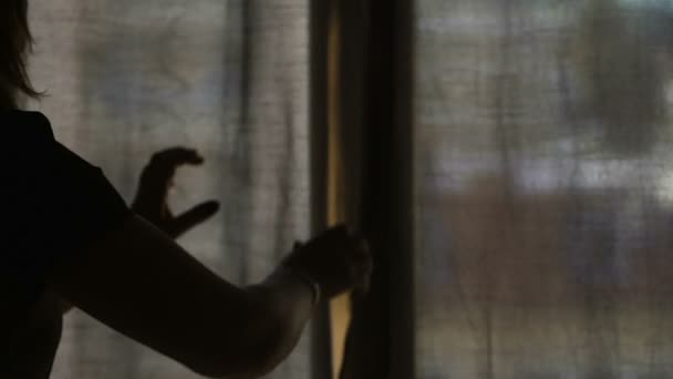 junge Frau öffnet Vorhänge, morgendliche Reinigung im Hotelzimmer, Hostess-Service - Filmmaterial, Video