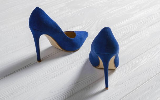 Голубые каблуки Обувь на деревянном полу
 - Фото, изображение