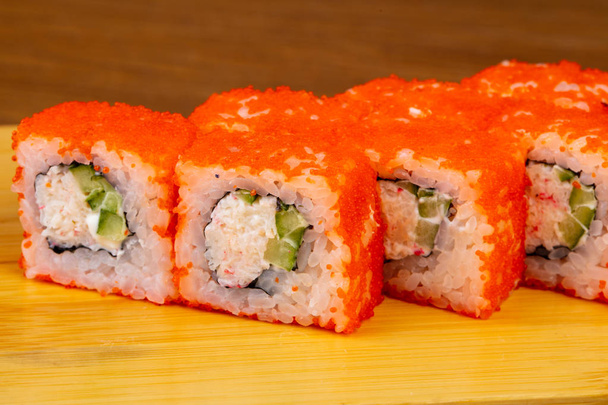 Delicioso conjunto de rolo de sushi da Califórnia
 - Foto, Imagem