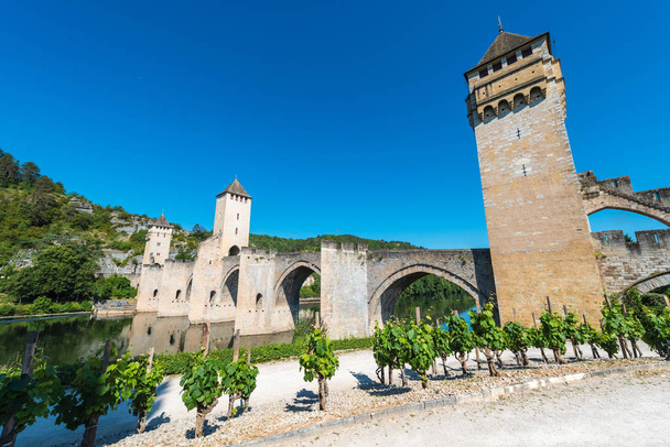 Pont Valentre, pont à six travées en pierre fortifiée du XIVe siècle traversant la rivière Lot à l'ouest de Cahors dans le Lot, Midi-Pyrénées, France
. - Photo, image
