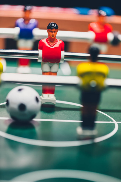 テーブル サッカー サッカー ゲームのプレイヤー (キッカー) - 写真・画像