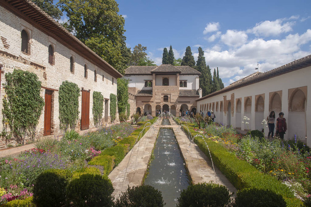 アルハンブラ、グラナダ、アンダルシアのヘネラリフェの美しい庭園 - 写真・画像