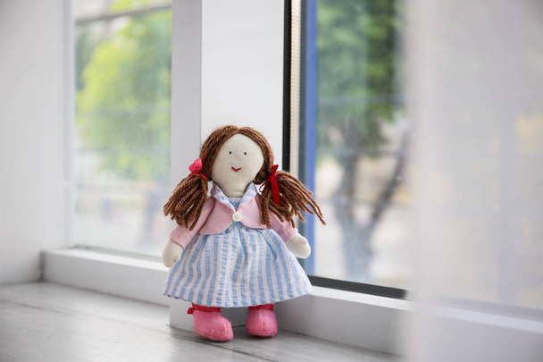 Брошенная кукла на подоконнике. Время обратиться к детскому психологу
 - Фото, изображение