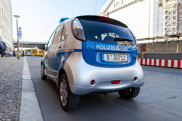 BERLIN / GERMANY - APRIL 29, 2018: Electric german police car, Mitsubishi MiEV stands on a street in Berlin. Polizei is the german word for police. - Fotoğraf, Görsel