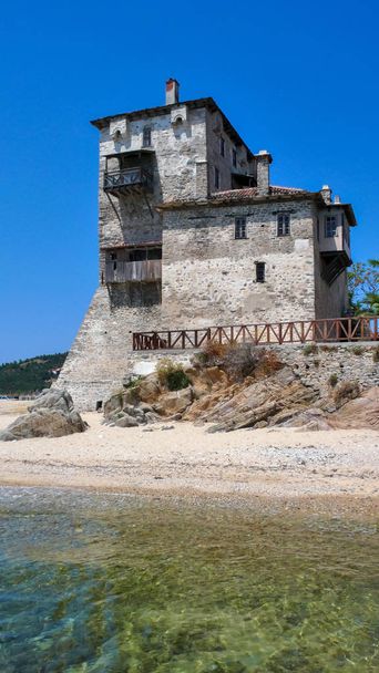 Middeleeuwse toren op het strand van de stad van Ouranopoli, Athos, Chalkidiki, Centraal-Macedonië, Griekenland  - Foto, afbeelding